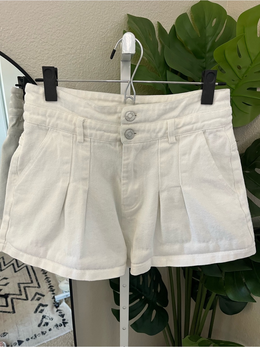🤍 White Pleated Denim Shorts Sz L | Coastal Chic Cotton Summer Staple